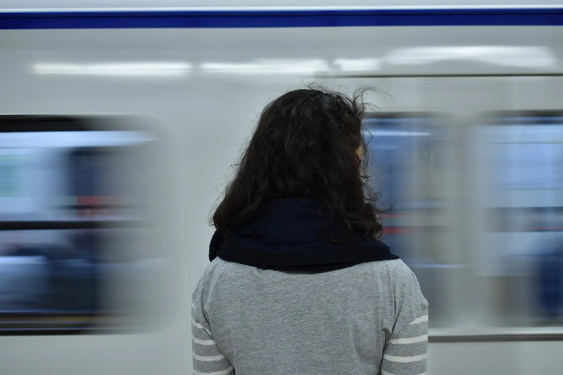 Una mujer esperando el tren