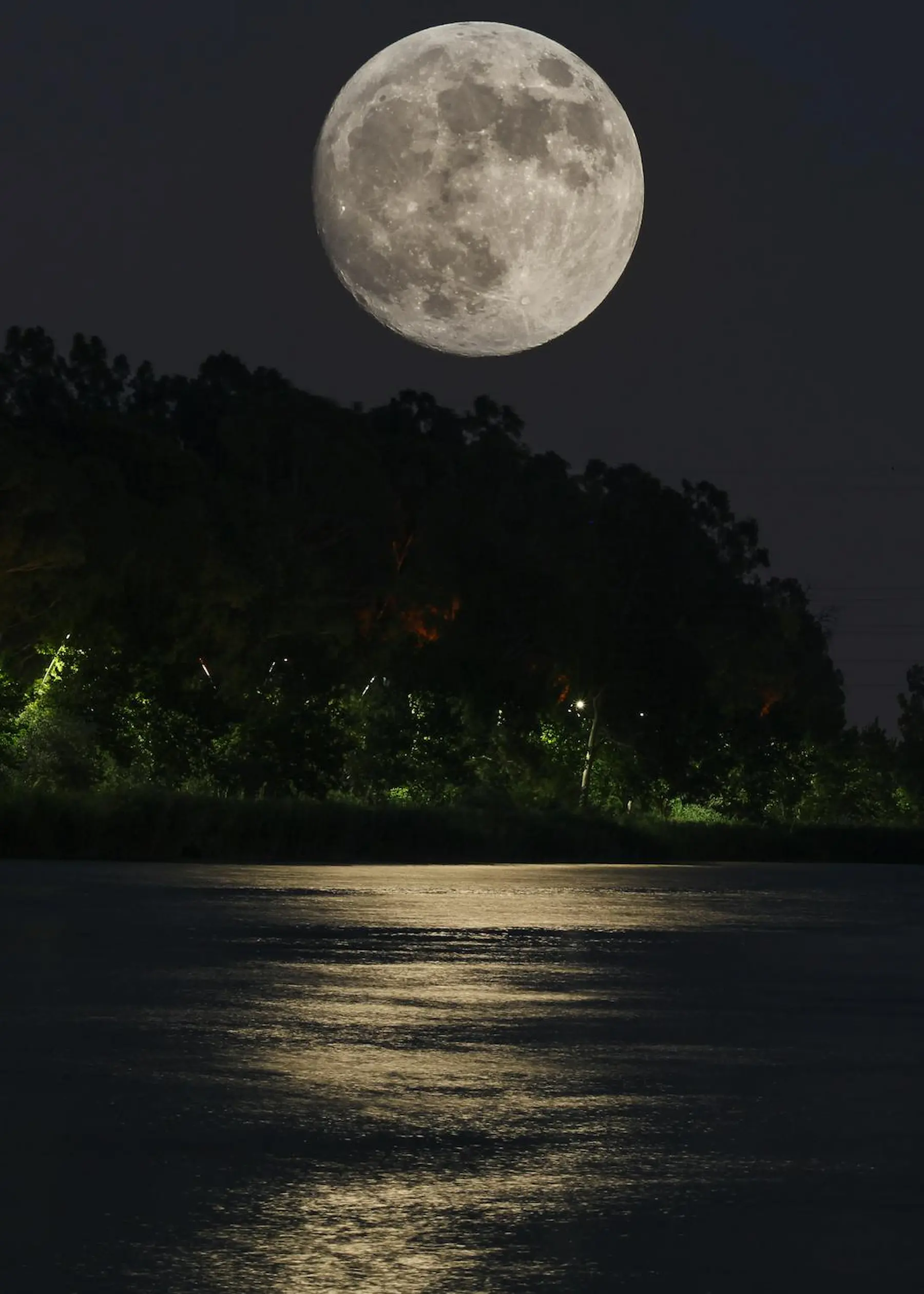 vista de la lune sobre el oceano