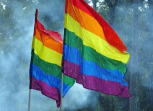 Dos banderas LGBTQ+ bajo lluvia