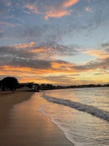 puesta de sol en una playa