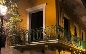 Una silla en un balcón en el Viejo San Juan