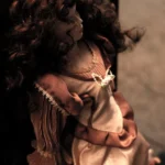 muñeca porcelana de pelo rojo y rizo