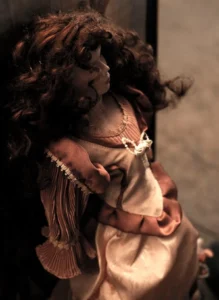 muñeca porcelana de pelo rojo y rizo