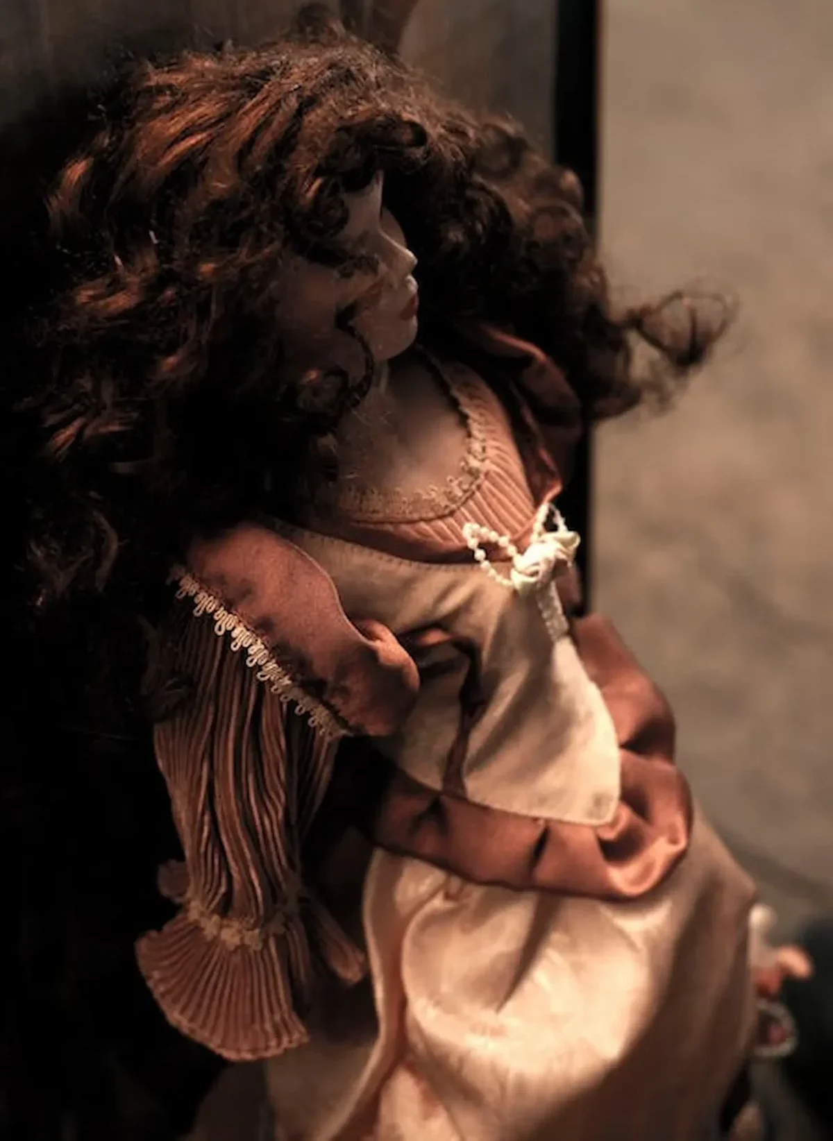 muñeca porcelana de pelo rojo y rizo