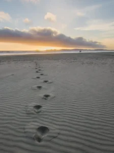 huellas en la playa
