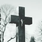 Jesus en un cruz de cemento en un cementerio