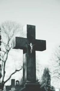 Jesus en un cruz de cemento en un cementerio