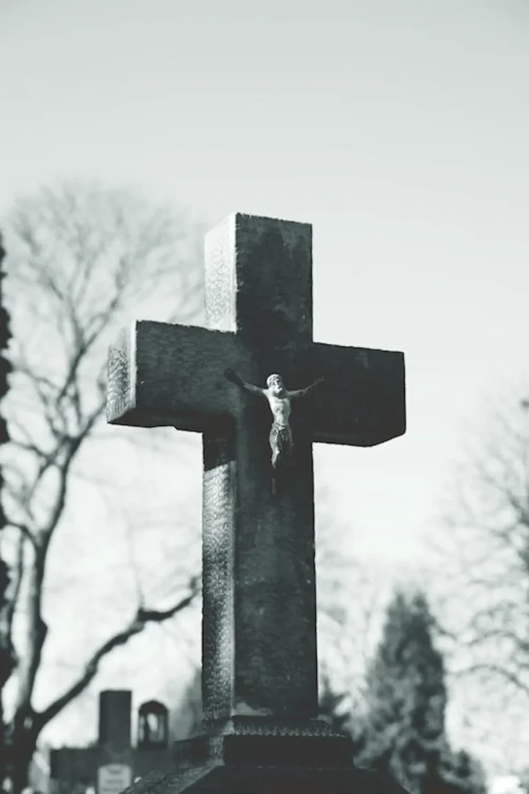 Jesus en un cruz de cemento en un cementerio