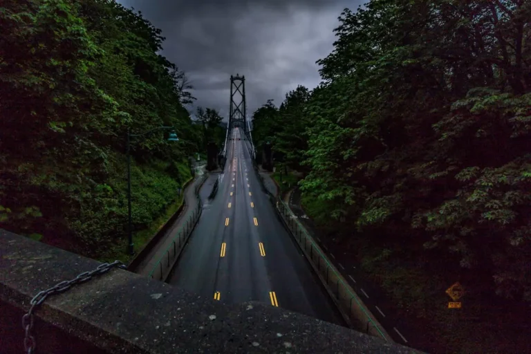 Una carretera hacia un puente mientras el cielo está nublado