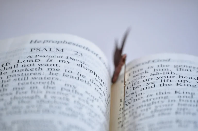 una biblia abierta con un marca páginas