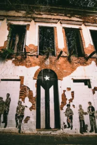 Una puerta pintada de la bandera de Puerto Rico en blanco y negro