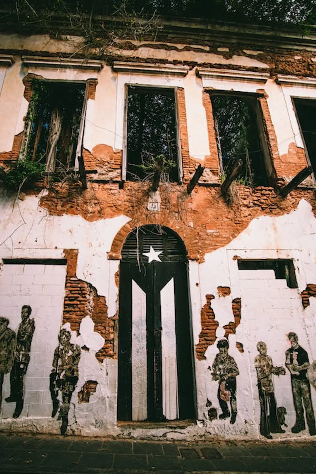 Una puerta pintada de la bandera de Puerto Rico en blanco y negro