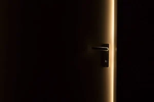 Una puerta entreabierta con la luz entrando